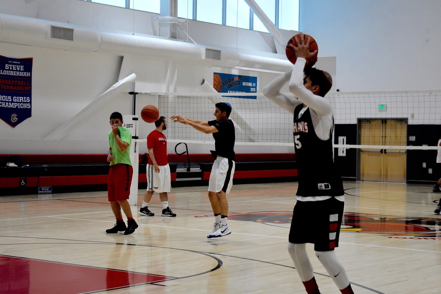 PRACTICE%3A+Shalhevet%E2%80%99s+Zach+Muller+passed+to+a+teammate+as+the+Firehawks+practiced+throughout+the+summer.%0A